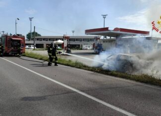 Auto prende fuoco nei pressi di un distributore: fiamme domate per tempo dai Vigili del fuoco