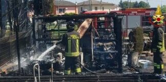 Fiamme in una legnaia, i vigili del fuoco evitano il peggio