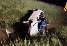 Auto si rovescia nel canale a Rodigo: i due a bordo estratti dai vigili del fuoco