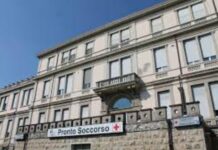 Incastrato tra due piattaforme trasportatrici: operaio si rompe un piede