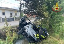 Tragedia sfiorata a Medole. Auto in fiamme nel fosso: salvi madre e figlio di due anni