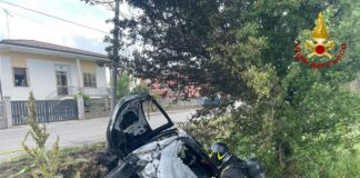 Tragedia sfiorata a Medole. Auto in fiamme nel fosso: salvi madre e figlio di due anni