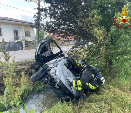 Tragedia sfiorata a Medole. Auto in fiamme nel fosso: salvi madre e figlio di due anni