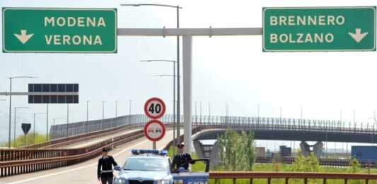 Rapinati in autostrada con il trucco della ruota bucata