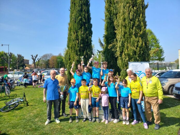 Gli atleti del MIncio Chiese sul podio come società _3937222