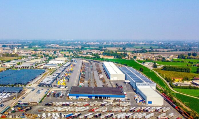 La sede operativa di TP - Trasporti Pesanti a Piadena Drizzona (CR), hub logistico integrato_3942288