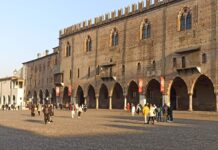 Cade in piazza Sordello, chiede 16mila euro