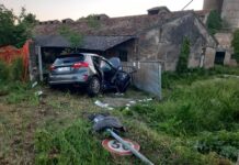 Scontro tra auto e furgone a Moglia: muore una 67enne e tre feriti