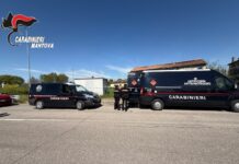 Fuori strada con l’auto carica di esplosivo dopo il colpo fallito al bancomat Bpm di Suzzara: caccia ai banditi