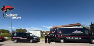 Fuori strada con l’auto carica di esplosivo dopo il colpo fallito al bancomat Bpm di Suzzara: caccia ai banditi