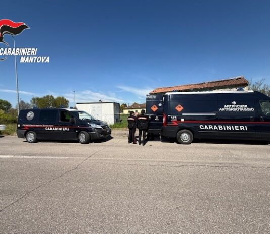 Fuori strada con l’auto carica di esplosivo dopo il colpo fallito al bancomat Bpm di Suzzara: caccia ai banditi