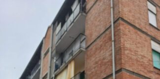 Paura in un condominio Aler di via Bolivia: faccia a faccia di notte con uno sconosciuto sul terrazzo di casa