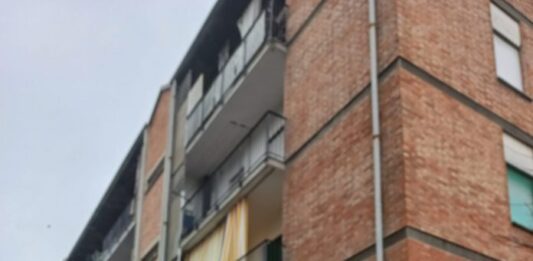 Paura in un condominio Aler di via Bolivia: faccia a faccia di notte con uno sconosciuto sul terrazzo di casa