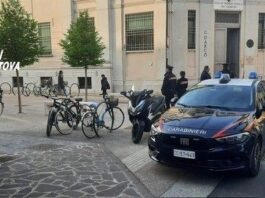 Controlli i dei Carabinieri davanti alle scuole del Mantovano: pattuglie e unità cinofile in campo