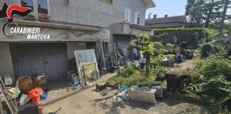 Rifiuti pericolosi in cortile: area sequestrata, 53enne denunciato