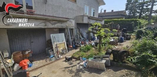 Rifiuti pericolosi in cortile: area sequestrata, 53enne denunciato