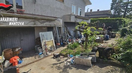 Rifiuti pericolosi in cortile: area sequestrata, 53enne denunciato