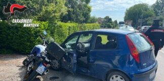 Scontro fra un’auto e uno scooter a Governolo: ferito un 63enne di Poggio Rusco