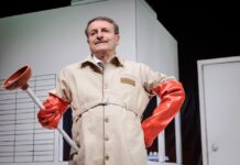 Momenti di ordinaria follia attorno a un condominio: al Sociale la commedia con Giacomo Poretti,