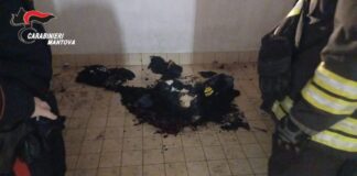 Goito, dopo la lite la donna dà fuoco ai vestiti del compagno sul balcone