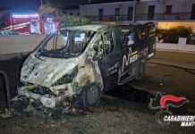 Ford Transit in fiamme nella notte a Porto Mantovano