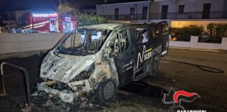 Ford Transit in fiamme nella notte a Porto Mantovano