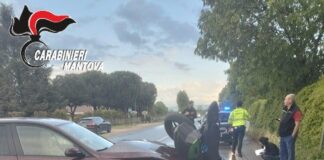 Scontro tra auto e moto in via Mazzini: 34enne trasportato a Brescia