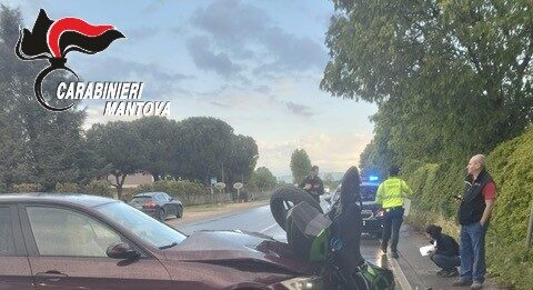 Scontro tra auto e moto in via Mazzini: 34enne trasportato a Brescia