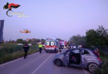 Sorpasso durante la svolta: 47enne sbalzato dall’auto, è grave