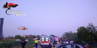 Sorpasso durante la svolta: 47enne sbalzato dall’auto, è grave