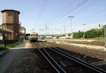 Aggrediscono capotreno e capostazione che si barricano in ufficio: denunciata coppia di conviventi