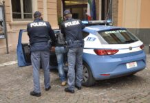 Tenta di rapinare la persona sbagliata che lo blocca e lo fa arrestare dalla Polizia