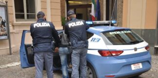 Tenta di rapinare la persona sbagliata che lo blocca e lo fa arrestare dalla Polizia