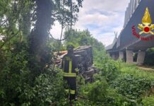 Autogru precipita per 20 metri dal viadotto della Tangenziale Nord e piomba nel giardino di una casa