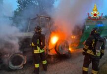 San Benedetto Po, mezzo agricolo avvolto dalle fiamme in strada Schiappa: l’intervento dei Vigili del Fuoco evita il peggio