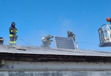 Roverbella, fiamme sul tetto di un allevamento: bruciano i pannelli fotovoltaici a Canedole