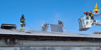 Roverbella, fiamme sul tetto di un allevamento: bruciano i pannelli fotovoltaici a Canedole