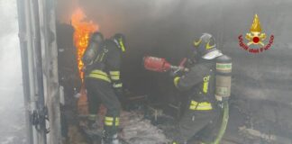 Rogo all’hu Alto Mincio Village: fiamme nei container adibiti a deposito
