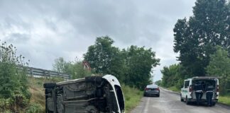 Mantova, auto si ribalta all’immissione della Tangenziale Nord: ferita una 21enne
