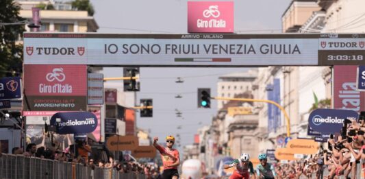 Ciclismo – Un eroico Maestri sfiora il sogno al Giro: è secondo sul traguardo di Milano