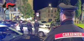 Ubriaco pretende di entrare nel bar e colpisce un Carabiniere: arrestato