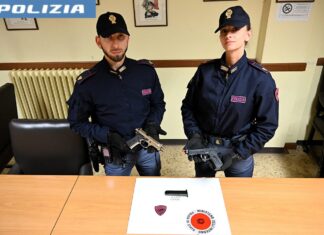 Follia davanti al Fermi: 20enne minaccia uno studente prima con il crick e poi con una pistola a salve modificata