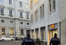 Ruba alla Coop di piazza Martiri e affronta la sicurezza: 33enne denunciato dalla Polizia Locale