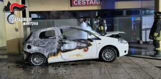 Auto in fiamme nella notte a Castel d’Ario