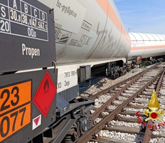 Mantova, deragliano tre ferrocisterne con gas propilene: paura vicino alla A22