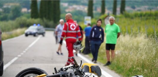 Schianto in moto, muore nel giorno del suo 23esimo compleanno