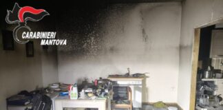 Tragedia sfiorata a Castiglione. Fiamme in casa per una candela: 12enne salva cani e gatti e dà l’allarme