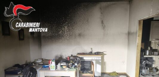 Tragedia sfiorata a Castiglione. Fiamme in casa per una candela: 12enne salva cani e gatti e dà l’allarme