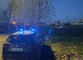 Cade da un muretto al parco, grave bimbo di 2 anni