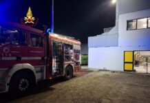 Roverbella, incendio nella notte alla bocciofila comunale: distrutto il magazzino alimentare